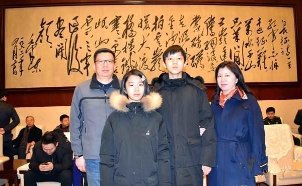 刘思齐儿女携孩子纪念主席诞辰125周年照片，张玉凤参加气质出众