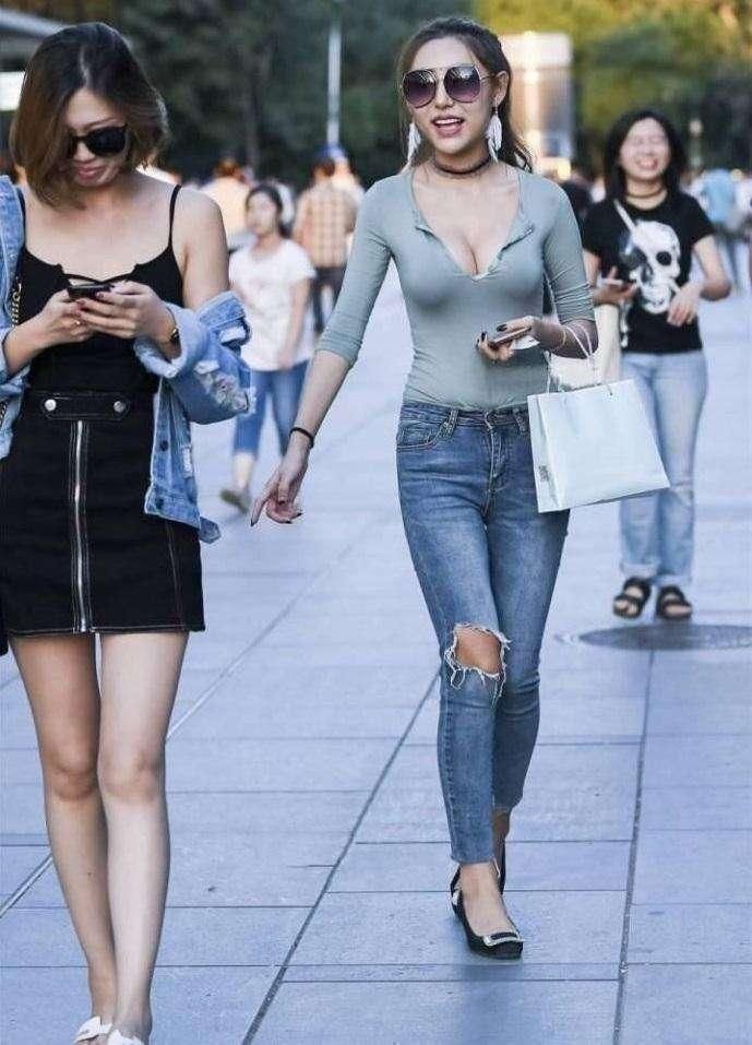 街拍: 美女穿搭裹胸绑那么松, 不怕掉下来吗?
