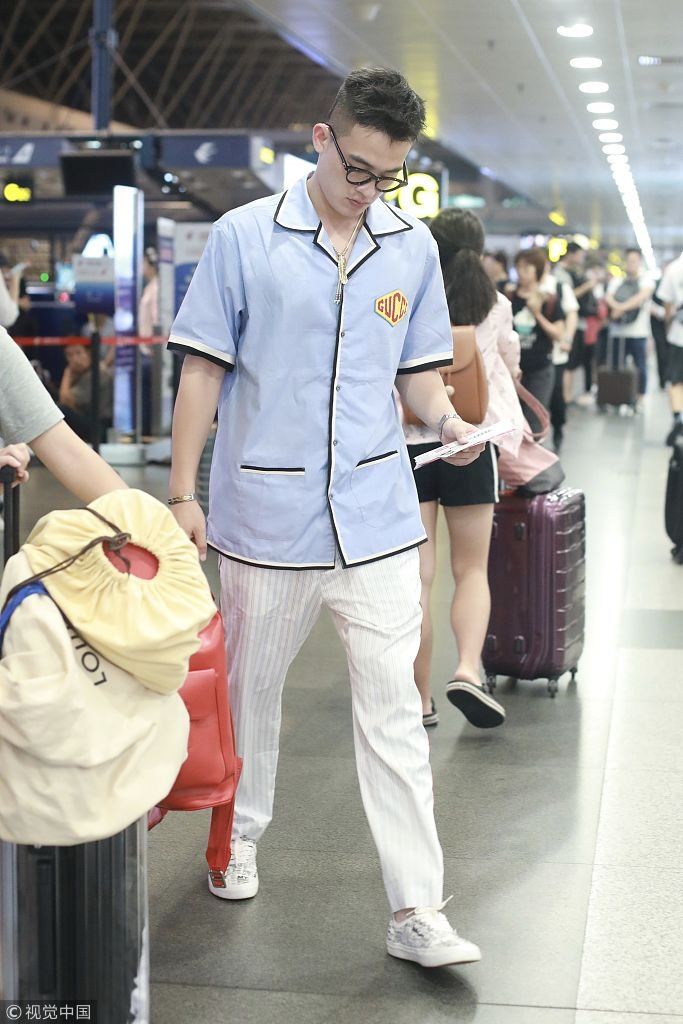 欧豪“睡衣风”亮相戴大金链子土豪范儿 架眼镜书生气拎红包吸睛