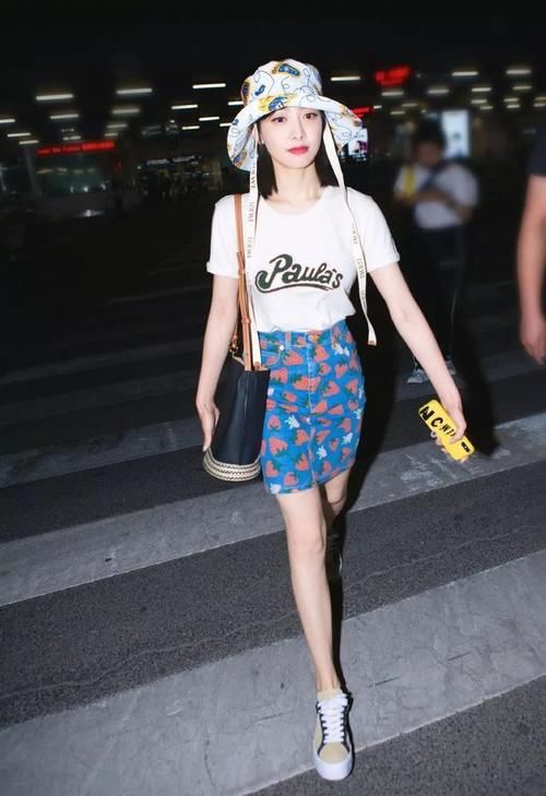  搭配@时尚单品渔夫帽，戴上它不仅能遮阳，还能给造型时尚感加分