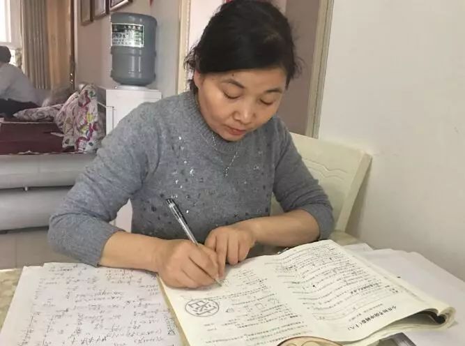 边带孙子边考证,这个宝鸡大妈厉害了!~