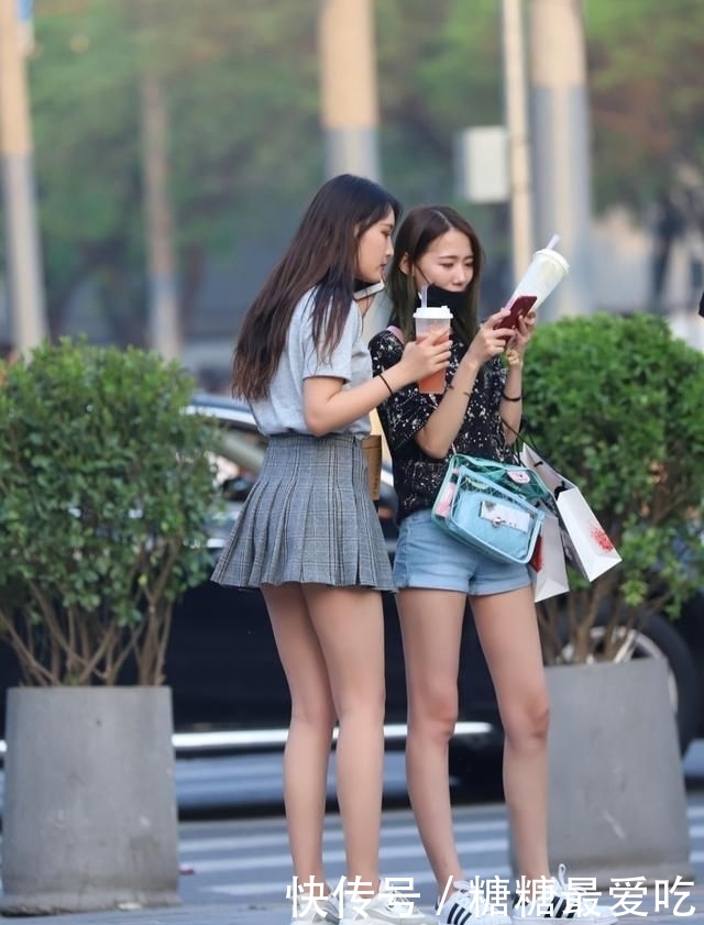  『路人』街拍：长腿肤嫩的短裙女孩时尚又美丽，路人都有些不好意思了