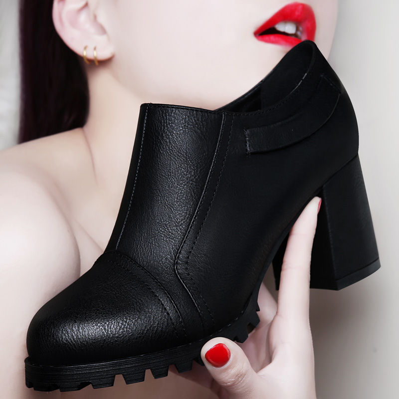 新发现:“黑色高跟鞋”显高显腿长，70后女人要有一双