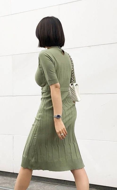 这套衣服是棉制的裙子的颜色，即使织物的衣服