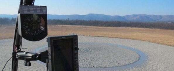 男子野外游玩，发现一只巨大的眼睛,引人们纷纷围观