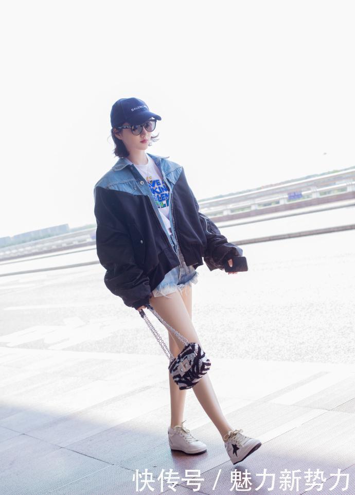 景甜最新机场秀,牛仔拼接夹克衫配超短裤,为秀美腿也是拼了