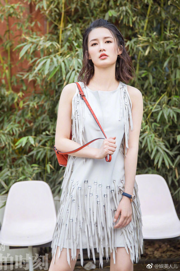 李沁时尚杂志封面写真，露趾高跟凉鞋配流苏短裙 美腿和嫩白脚丫