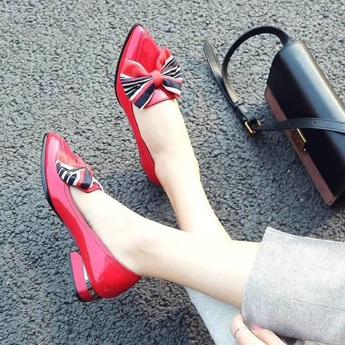 不是所有的女人都爱穿高跟鞋，优雅的平底浅口鞋，舒适又好看