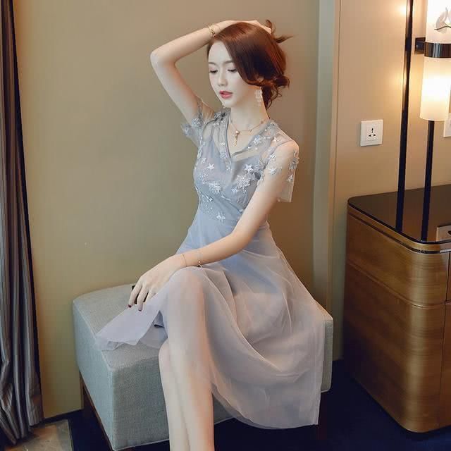 太美了！40岁女人穿上这些素雅温柔连衣裙，清新仙嫩的像个小姑娘