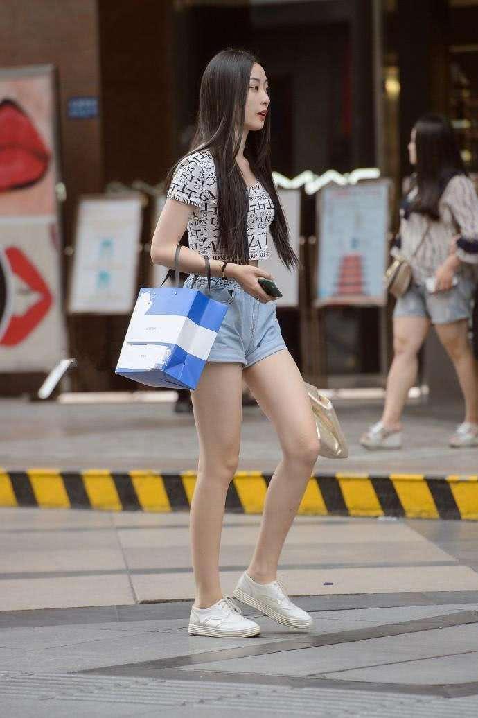 紧身裤也能让女人优雅又洋气，举手投足间充满韵味