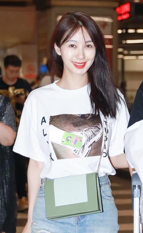 李菲儿衣服选错码了？竟在裙子上开了条缝，却意外地好看！