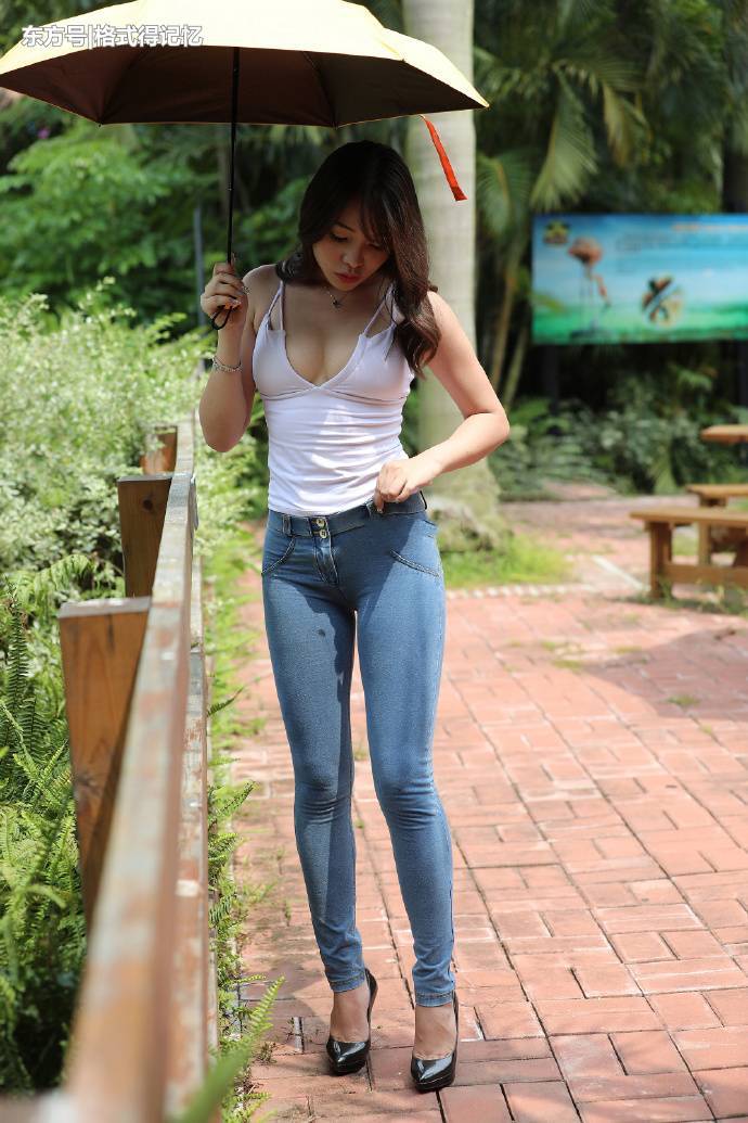 身材好的美女，普通的牛仔裤照样美的出彩，你们觉得她美吗？