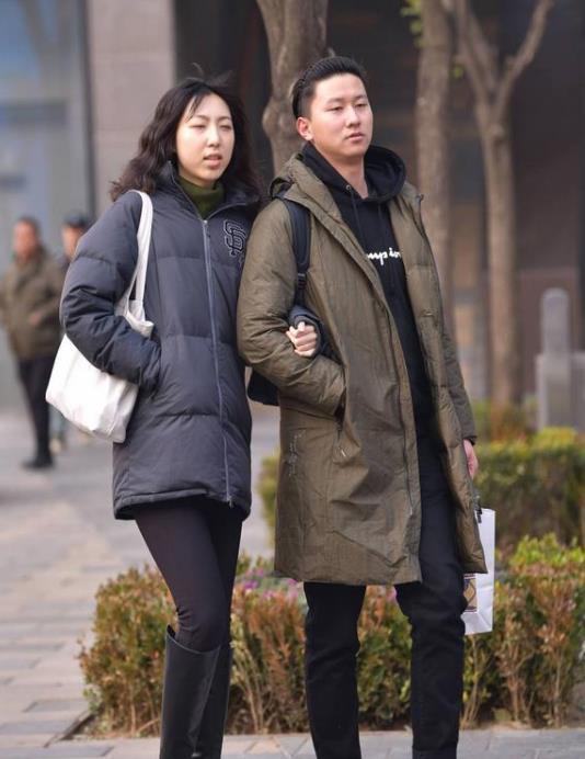  [暗香]街拍暗香袭人的美女，一件黑色背心配牛仔热裤，青春活力气息