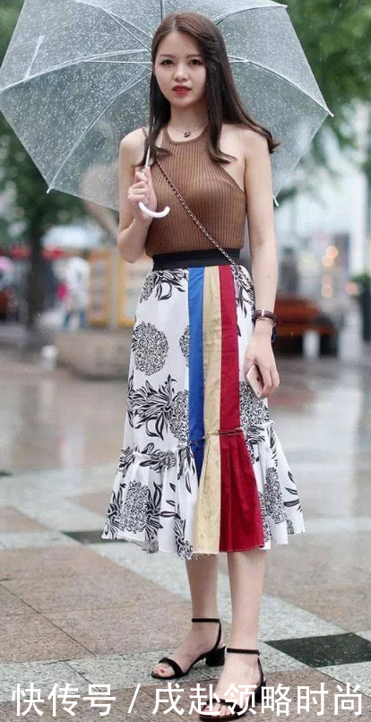 时尚街拍的:身材苗条小姐姐,穿什么都漂亮!!