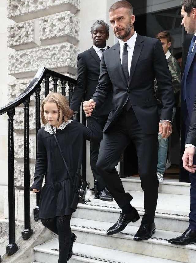 贝克汉姆一家出席时装周，小七新发型成全场焦点，可爱极了！