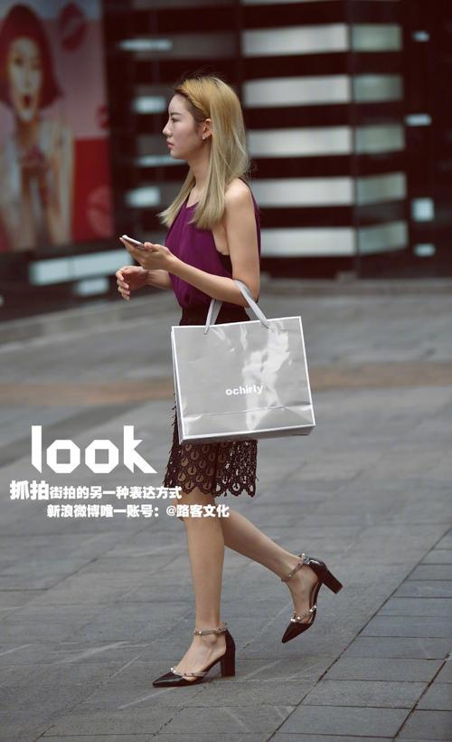 路人街拍：白色吊带镂空连衣裙确实好看，怪不得小姐姐这样自信的