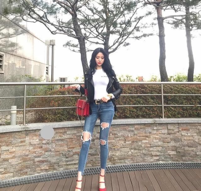牛仔裤尽显高挑纤瘦的完美身材,彰显出清新自然的魅力