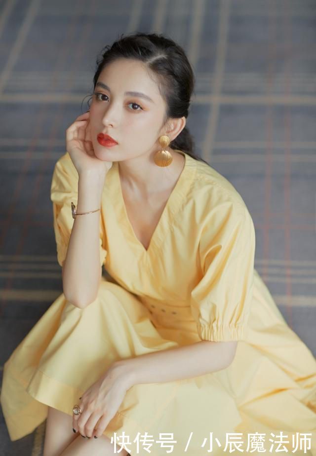  「女生」3种颜色穿出5种魅力！不需要花哨就很吸睛的搭配，特适合白皙女生