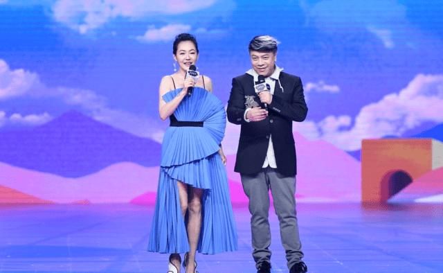  「下半身」小S真敢穿，扎发丸子头搭配吊带连衣裙性感又洋气，凸显出高级感