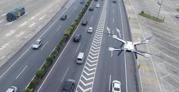 高速换车胎, 停在应急车道上还丢了六分? 车主: 你还要我怎样