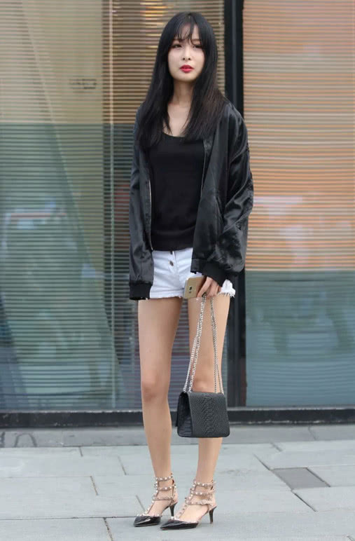 眉间过宽有点呆的小姐姐，是不是被人骗了，一直在这里傻傻的等