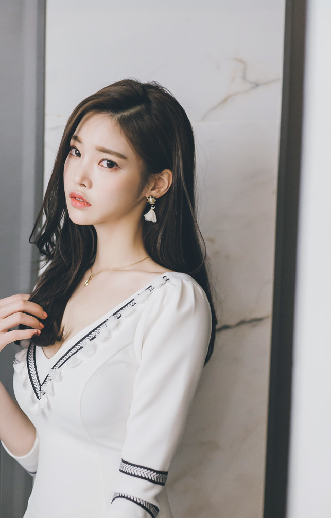 黑丝搭配深V白色连衣裙,性感又知性