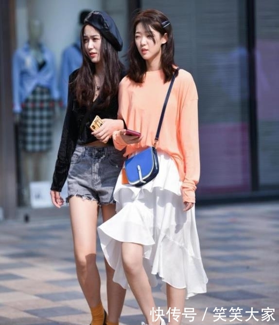  「美女」街拍美女：身材曼妙的小姐姐，紧身牛仔裤穿搭，洋气十足！