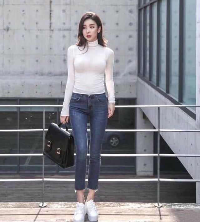 打底衫搭配牛仔裤，完美展现你的优美体态