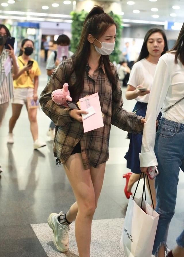 杨超越太会玩,这次又玩“下装失踪”,但上衣却又如此低调保守!