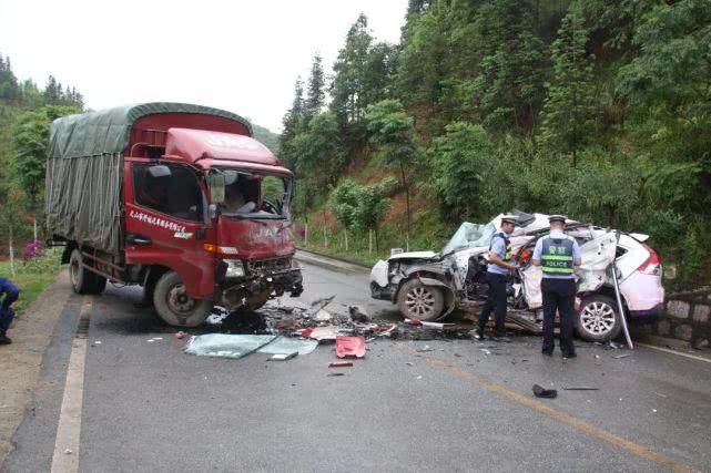 【越野车】西畴兴街往西畴方向发生车祸，雨后路滑，请小心行驶！