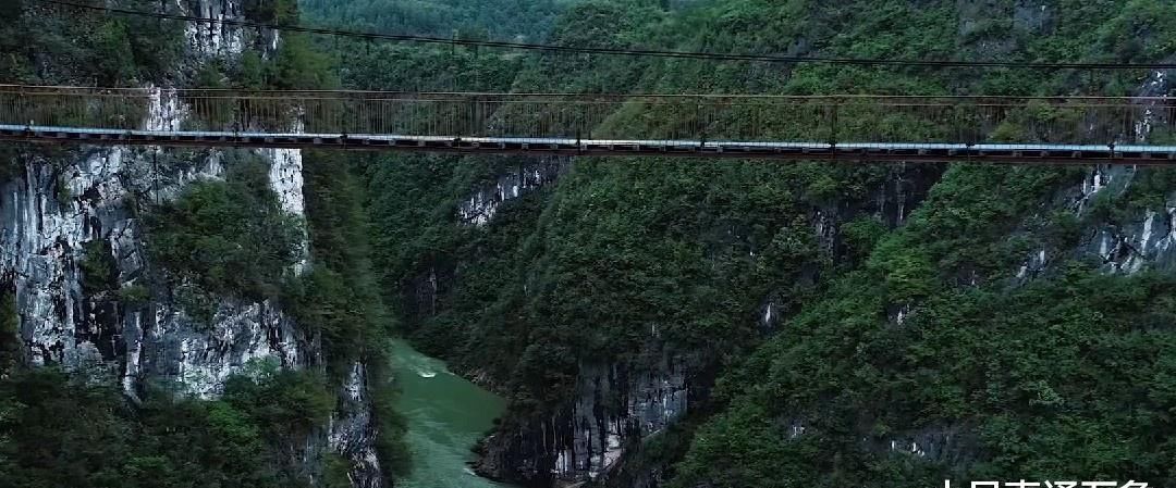  『悬索桥』贵州省山脉多，大山里的桥梁也多，各种悬索桥梁也多