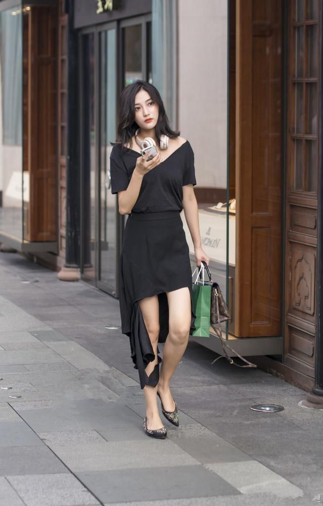 街拍，街头风格多样又清新的穿搭，汇成了一场时尚街头秀!