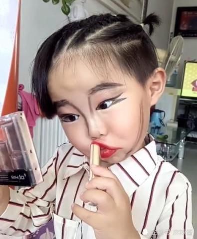 3岁小孩成“美妆博主”，偷妈妈化妆品化妆，网友直呼：20多年白