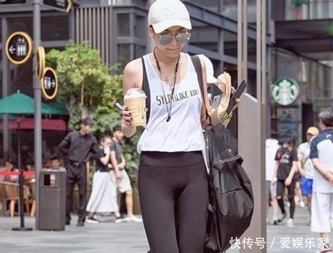  尽显■紧身打底裤：干净明朗的打扮，尽显小姐姐的青春姿态！
