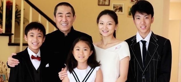  『巩俐』为了巩俐，张艺谋抛弃原配肖华，肖华现在过得怎么样了？