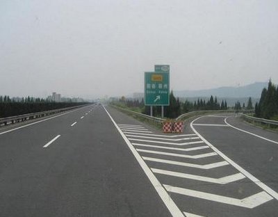  发现|上高速路才发现车快没油，前方又没有加油站，牢记这几点