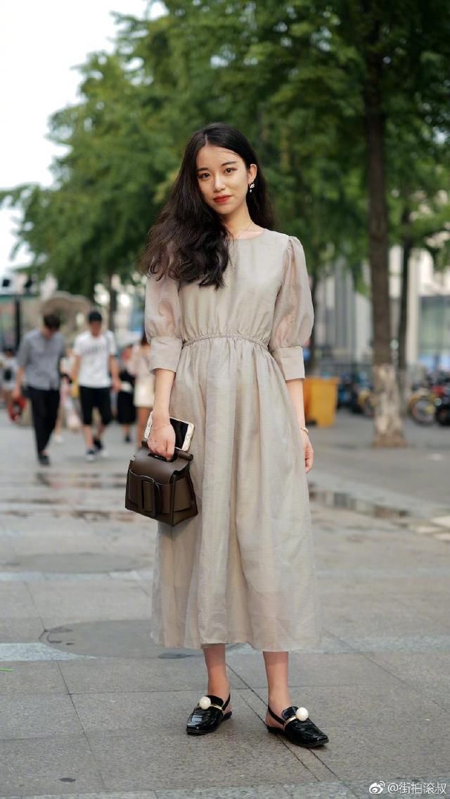 低调的颜色，低调的裙子，原来低调也是一种无法抗拒的优雅！