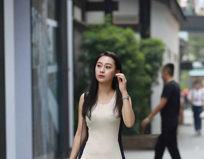 OL@妹子撩动头发的举动, 淑女又很漂亮吧? 关键是这OL裙十分耐看!