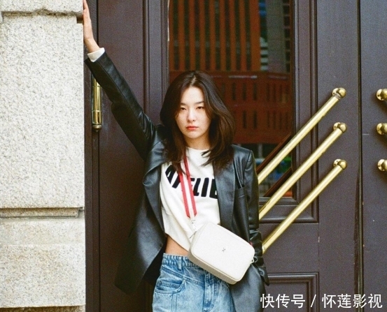  『清爽』姜涩琪的穿搭真是清爽！穿绿色格纹吊带搭配阔腿裤，大气又时髦
