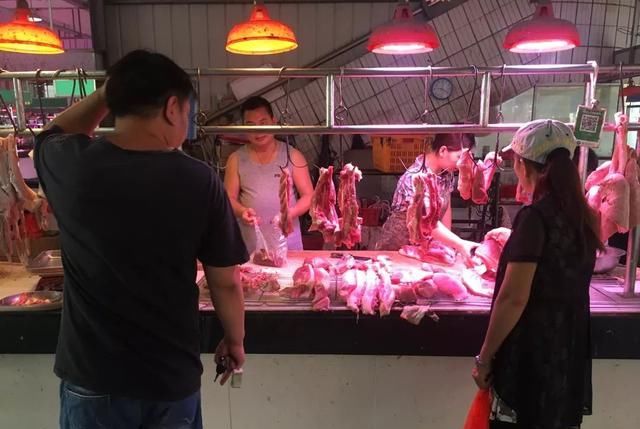 生猪供应不足，猪肉市场价格接连飙升！