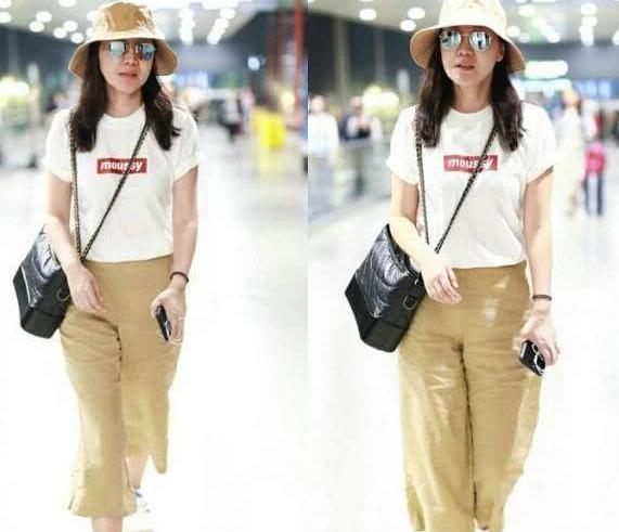 47岁闫妮现身机场，一改往日素颜，穿碎花连衣裙化美妆，惊艳众人