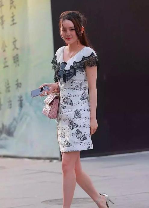 「气质」街拍:长发俏皮的美女,白色上衣配牛仔裤,时尚气质十足