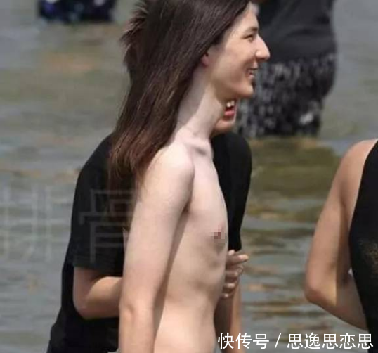 海边遇到一美女，上身不穿内衣吸引了无数目光，走近一看我吐了！