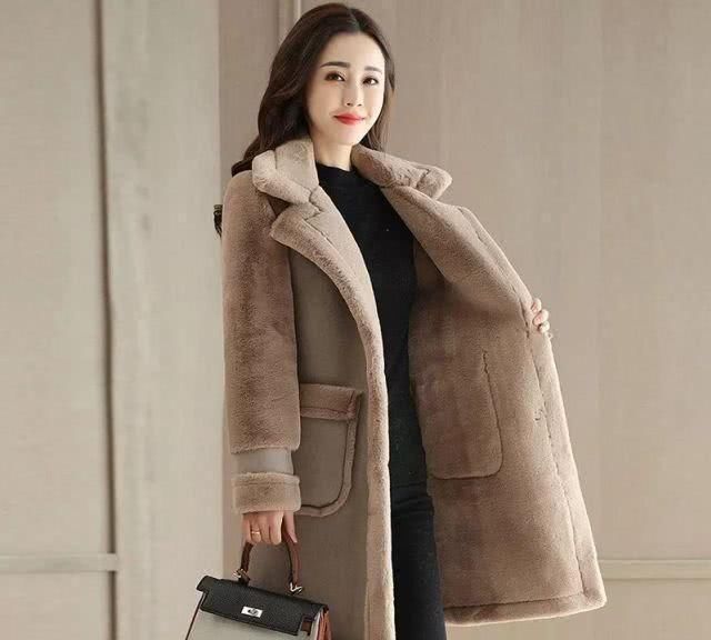  #中年#建议中年女人，过年羊羔毛外套 半身裙，搭短靴，吸睛优雅又减龄