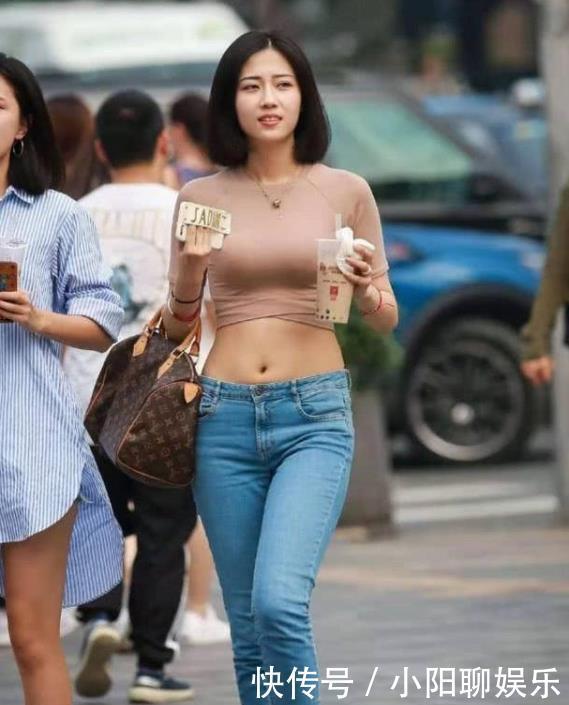 「搭配」街拍:身材苗条的美女,一条浅灰色的连衣裙,女神魅力十足