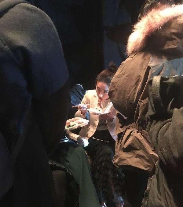 景甜摆拍假吃被网友当场戳穿，女明星的瘦身秘笈居然是这样