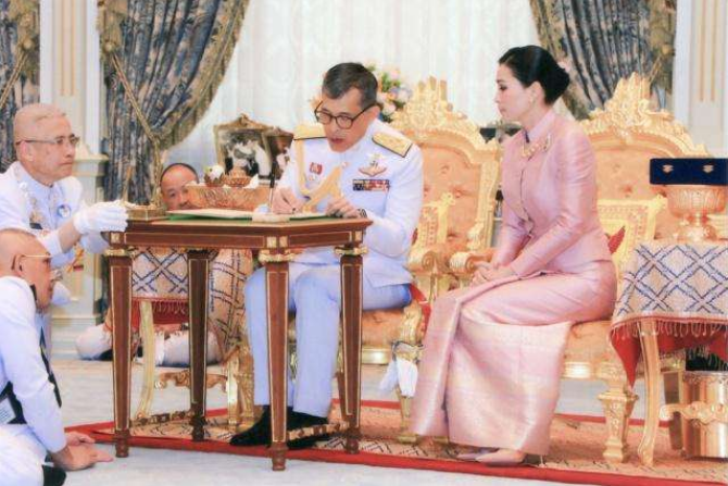 泰国人遇到国王需进行跪拜,那外国人看见国王,也要行此大礼吗