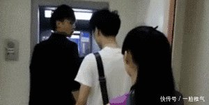 妹子，今天的裙子挺时尚啊，配上你的二郎腿，回头率十足了