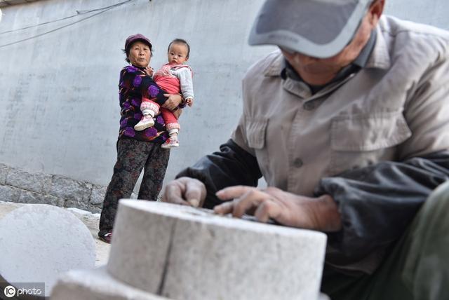  「石磨」67岁老人坚守43年，3天做1个老物件，300元1个卖断货订