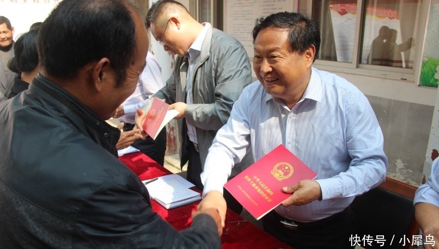 下月起，这个值10万元的红本本开始发放，没领到的抓紧找村干部！